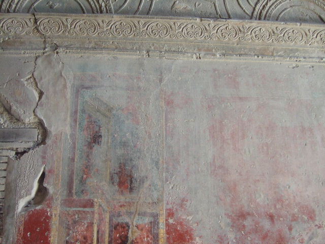 VII.1.8 Pompeii. September 2005. Painted wall and stucco in vestibule 1.