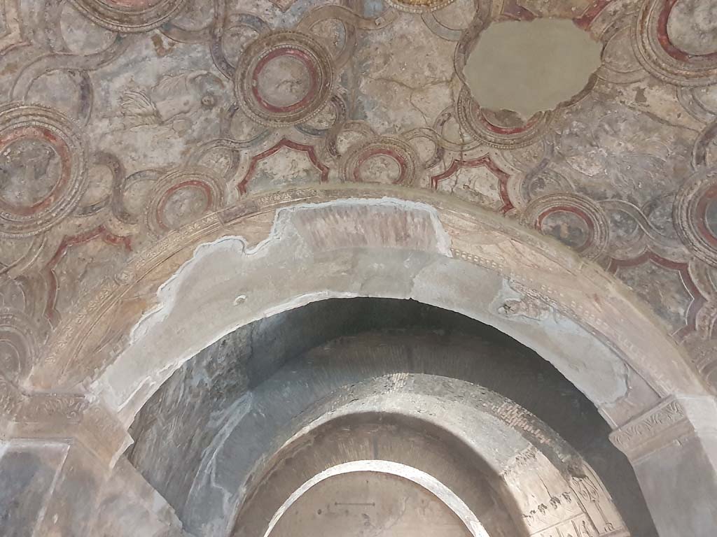 VII.1.8 Pompeii. March 2014. Looking east across stuccoed ceiling in vestibule 1.
Foto Annette Haug, ERC Grant 681269 DÉCOR


