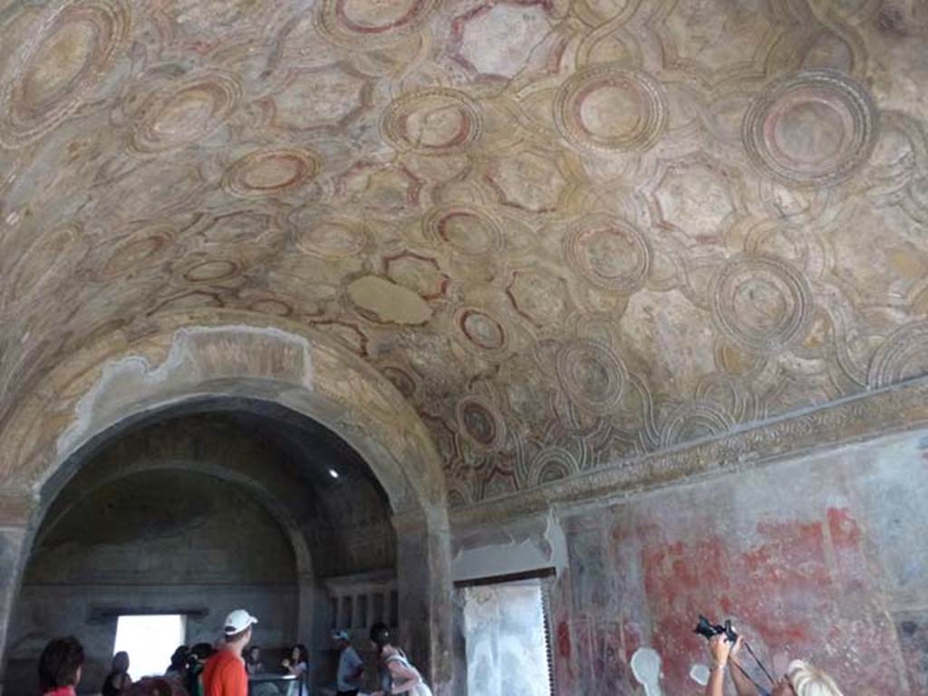 VII.1.8 Pompeii. October 2022. Vestibule 1, looking west across stucco ceiling. Photo courtesy of Klaus Heese.

