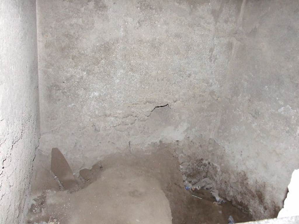 VII.1.8 Pompeii. December 2006. First private bath N. One of four rooms, on north side of corridor J leading to VII.1.50.