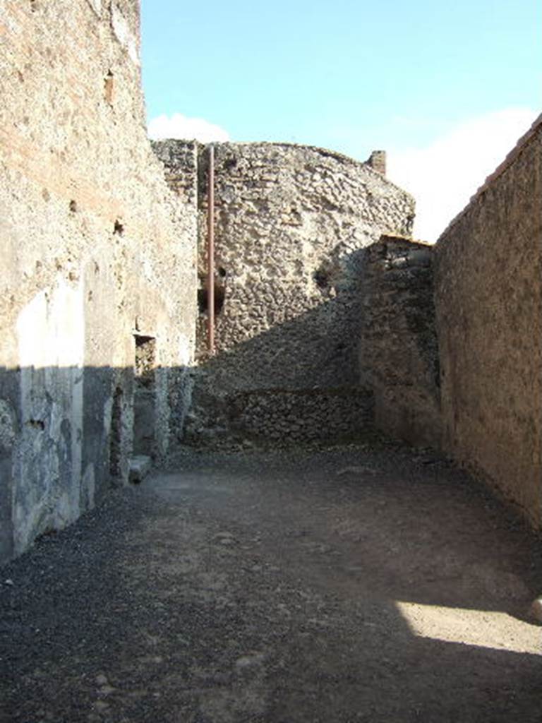 VII.1.8 Pompeii. September 2005. Room 8, anteroom of women’s baths, looking south. The doorway to praefurnium 7 is on the left.