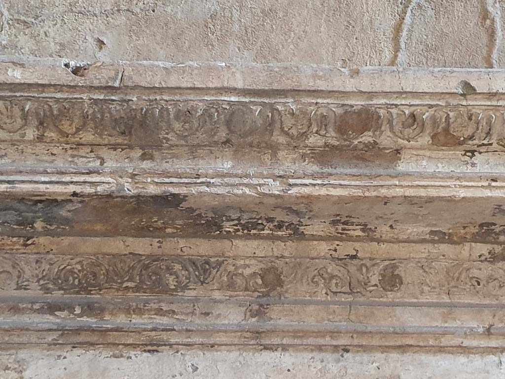 VII.1.8 Pompeii. July 2021. Detail of stucco decoration on niche for clothing.
Foto Annette Haug, ERC Grant 681269 DÉCOR
