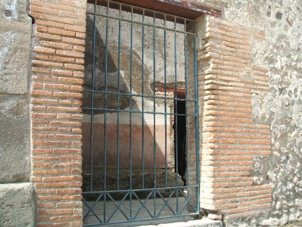 VII.1.14 Pompeii. May 2005. Entrance to men’s waiting room 2a on Via Stabiana.
In July 1853, graffiti were found between VII.1.13 and 14, on the left, see VII.1.13.
Graffito also found in July 1853, between VII.1.14 and the blocked doorway, painted in red, was

P(ublium)  Fur(ium)  II v(irum)  v(irum)  b(onum)  o(ro)  v(os)  f(aciatis)    [CIL IV 67]

See Pagano, M. and Prisciandaro, R., 2006. Studio sulle provenienze degli oggetti rinvenuti negli scavi borbonici del regno di Napoli.  Naples : Nicola Longobardi. (p.169)

