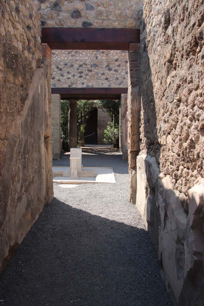 VII.1.25 Pompeii. September 2017. 
Entrance fauces 23. Looking west from entrance towards atrium.
Photo courtesy of Klaus Heese. 
