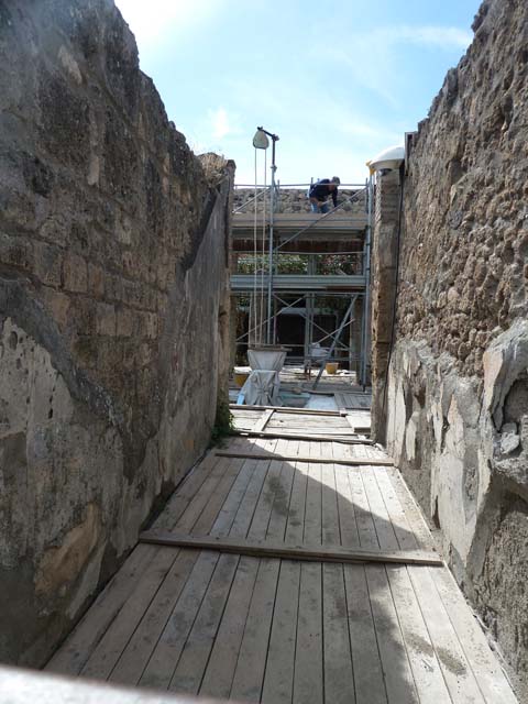 VII.1.25 Pompeii. September 2015. Entrance fauces 23. Looking west from entrance towards atrium, during restoration.