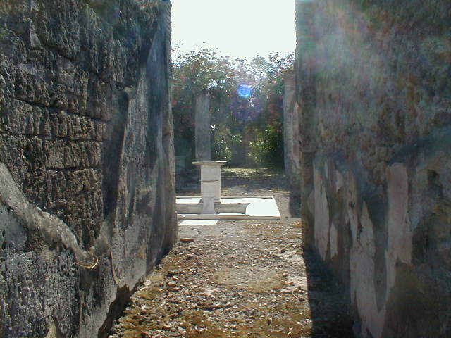 VII.1.25 Pompeii. May 2005. Entrance fauces 23. Looking west from entrance towards atrium 24.
