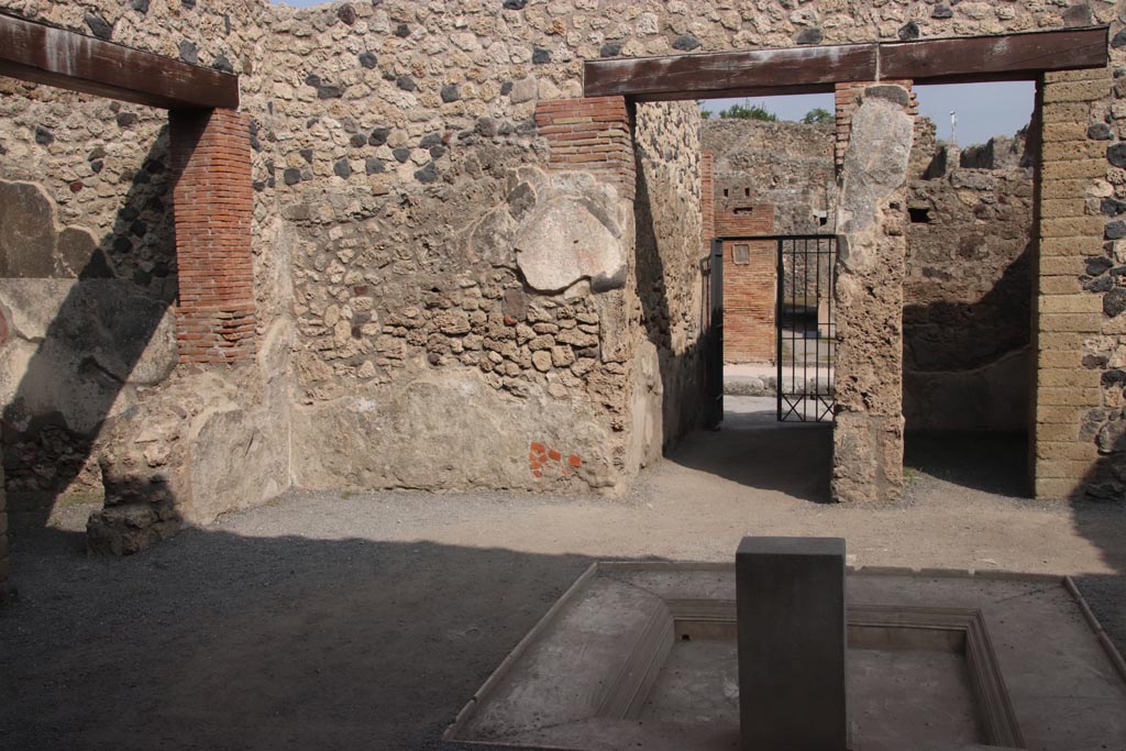 VII.1.25 Pompeii. September 2017. Looking east across impluvium in atrium towards entrance doorway.
On the left is the room in north-east corner of atrium, and the entrance corridor doorway is in the east wall of the atrium, in centre.
Photo courtesy of Klaus Heese.
