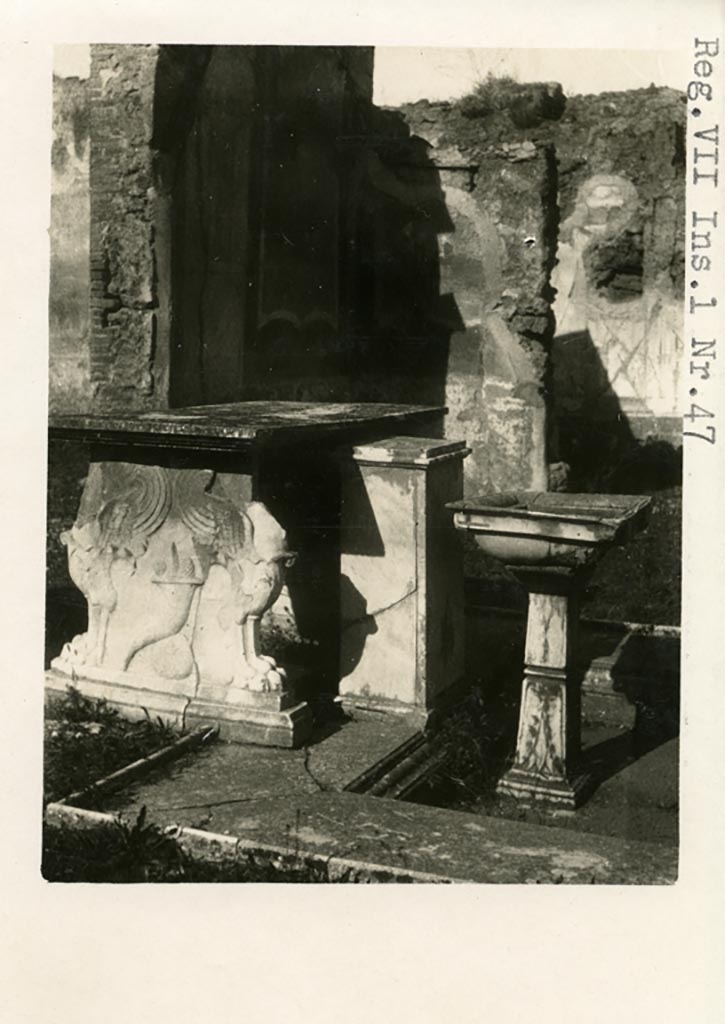 VII.1.25 Pompeii. Pre-1937-39. Atrium 24, looking east towards marble table at rear of impluvium.
Photo courtesy of American Academy in Rome, Photographic Archive. Warsher collection no. 423
