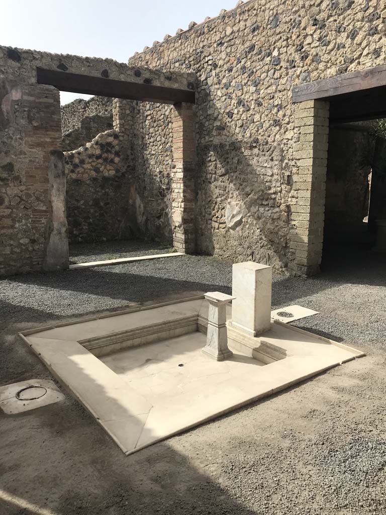 VI.1.25 Pompeii. September 2017. 
Looking south-west across impluvium towards doorway to Ala 30, on left, and peristyle 31, on right..
Photo courtesy of Klaus Heese.
