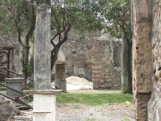 VII.1.25 Pompeii. May 2006. Looking west across atrium through peristyle 31 to exedra 33 and triclinium 32.