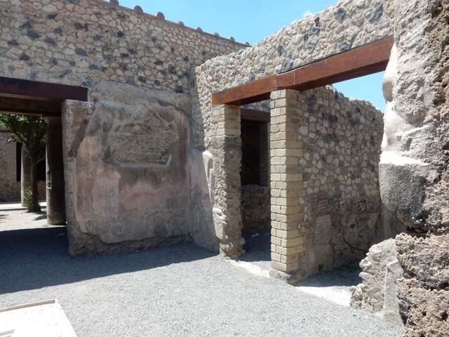 VII.1.25 Pompeii. May 2017. Looking towards north-west corner of atrium. 
On the left is the entrance to the peristyle 31, and on the right are the doorways to rooms 28 and 27, on the north side of the atrium 24.
Photo courtesy of Buzz Ferebee.

