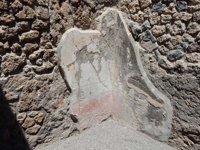 VII.1.25 Pompeii. May 2017. Remains of painted decoration in small room 28 in north-west corner of atrium, on north and east wall.  Photo courtesy of Buzz Ferebee.
