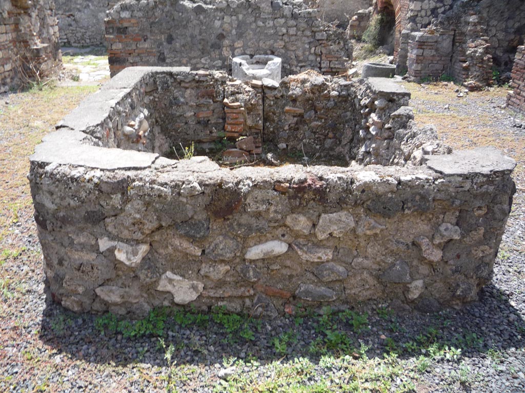 VII.1.36 Pompeii. December 2006. Looking south across atrium with large tub or basin for washing the grain, on the site of the impluvium.

