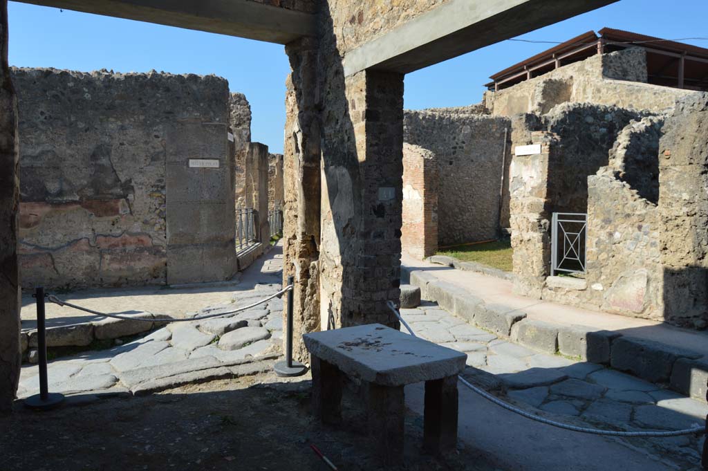 VII.1.42 Pompeii, on left. October 2017. Looking west into Vicolo del Lupanare.
On the right is the doorway at VII.1.41, looking north into Via degli Augustali.
Foto Taylor Lauritsen, ERC Grant 681269 DÉCOR.

