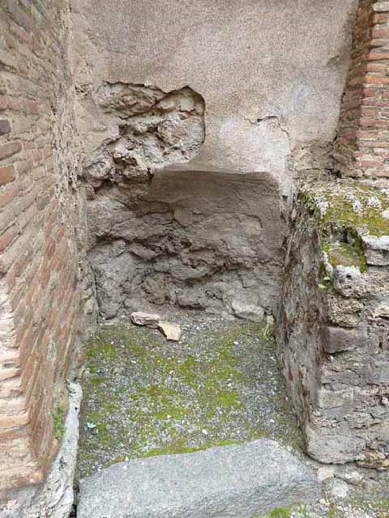 VII.1.46 Pompeii. May 2010. Latrine on north side of entrance room 16.
