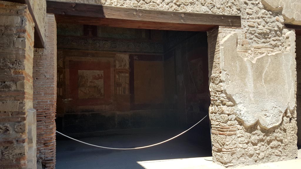 VII.1.47 Pompeii. September 2017. Looking north through doorway into Exedra 10.
Photo courtesy of Klaus Heese.
