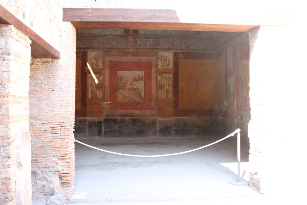 VII.1.47 Pompeii. August 2021. Looking north from doorway into Exedra 10. Photo courtesy of Robert Hanson.