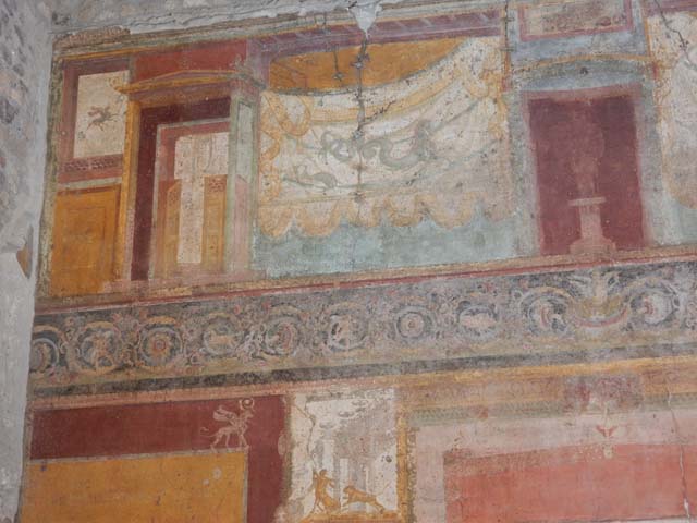 VII.1.47 Pompeii. September 2017. Exedra 10, upper north wall at west end. Photo courtesy of Klaus Heese.