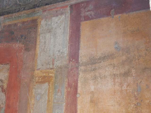 VII.1.47 Pompeii. May 2017. Exedra 10, painted decoration from upper east wall.
Photo courtesy of Buzz Ferebee. 

