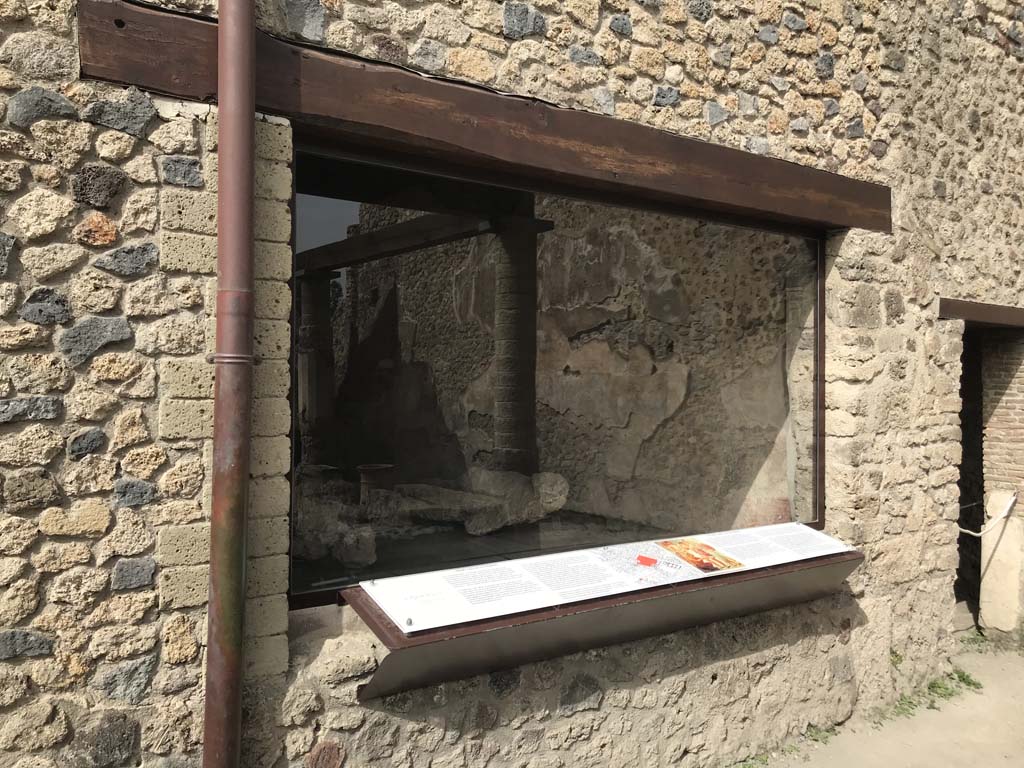 VII.1.47 Pompeii. April 2019. Peristyle 19, west wall with window to room 8, and doorway to room 17, on right.
Photo courtesy of Rick Bauer.
