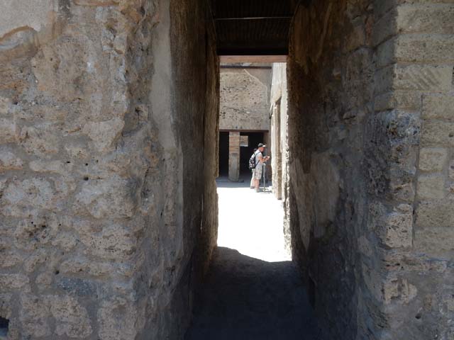 VII.1.47 Pompeii. May 2017. Looking west along corridor 7 from peristyle 19 towards atrium 3. 
Photo courtesy of Buzz Ferebee.
