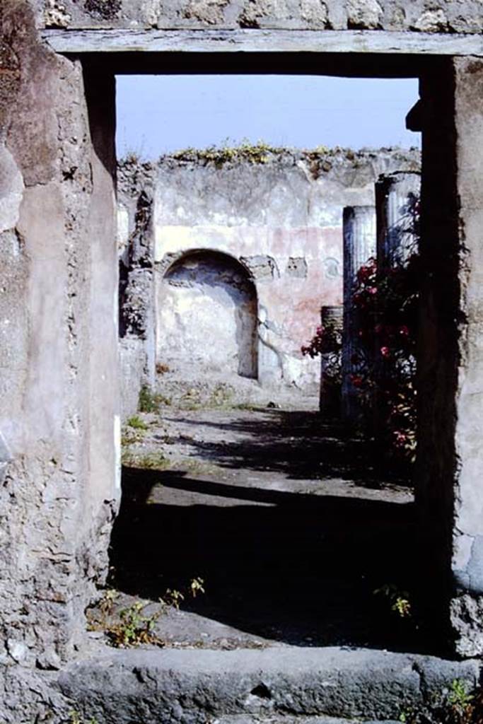 VII.1.47 Pompeii. August 2021. Looking north-east across walled peristyle garden 19. Photo courtesy of Robert Hanson.
According to Jashemski (see above) –
“The four small columns in the garden probably supported a pergola which shaded a wooden triclinium.”
