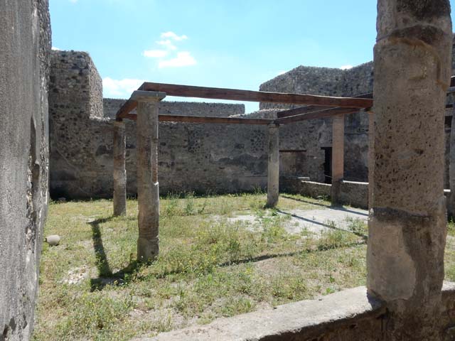 VII.1.47 Pompeii. December 2018. 
Peristyle 19, looking south along west portico towards doorways to room 21, with room 20, on right. Photo courtesy of Aude Durand.
