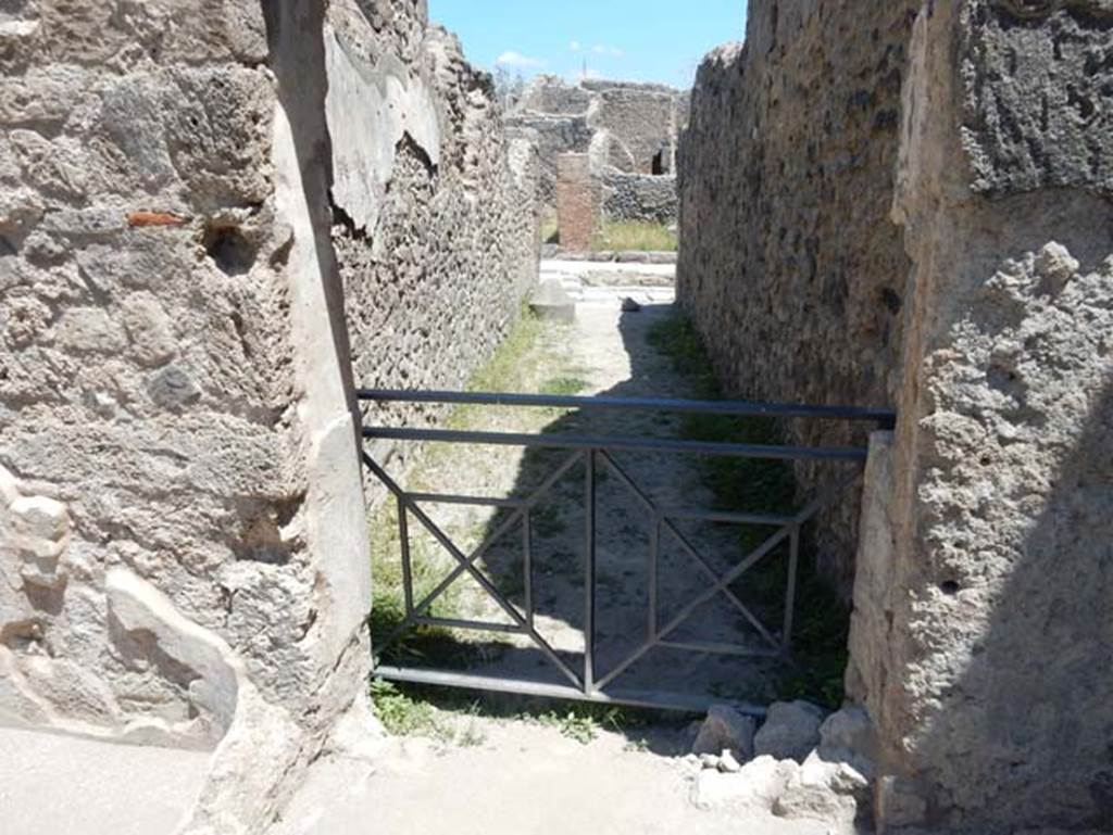 VII.1.47, Pompeii. December 2020. 
Room 21, looking towards low south wall. Behind the low wall is a narrow passage, which may be part of the Stabian Baths.
Photo courtesy of Aude Durand.
