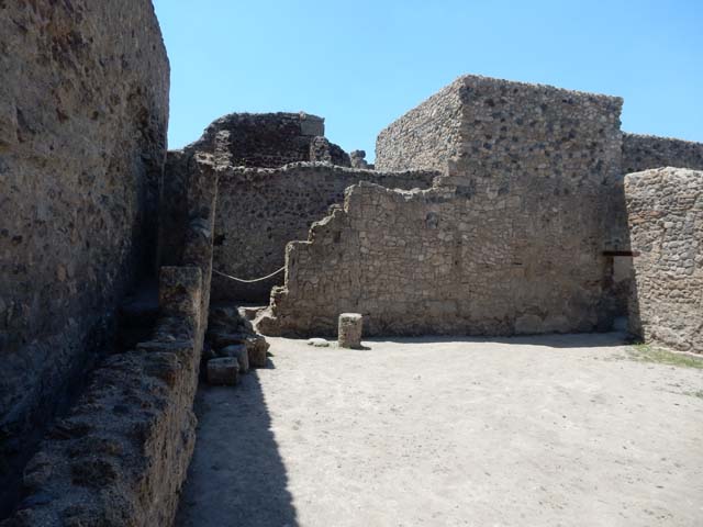 VII.1.47 Pompeii. December 2018. 
Room 21, looking towards low south wall. Behind the low wall is a narrow passage, which may be part of the Stabian Baths
Photo courtesy of Aude Durand.
