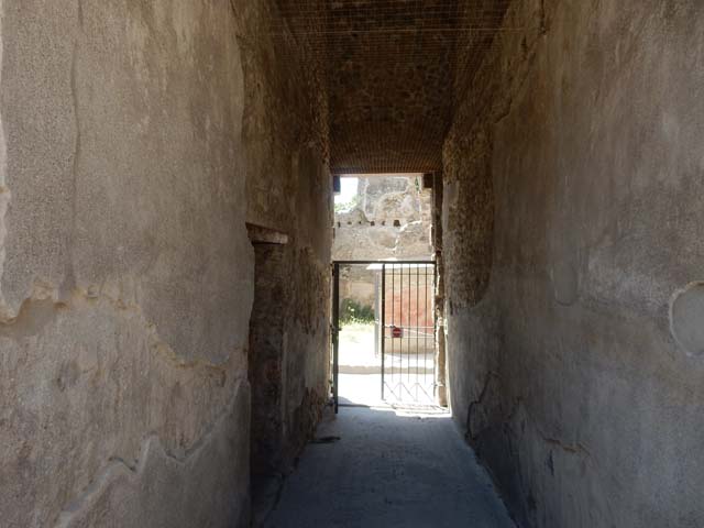 VII.1.47 Pompeii. May 2017. Looking west along entrance corridor 1 leading to Vicolo del Lupanare.  Photo courtesy of Buzz Ferebee.

