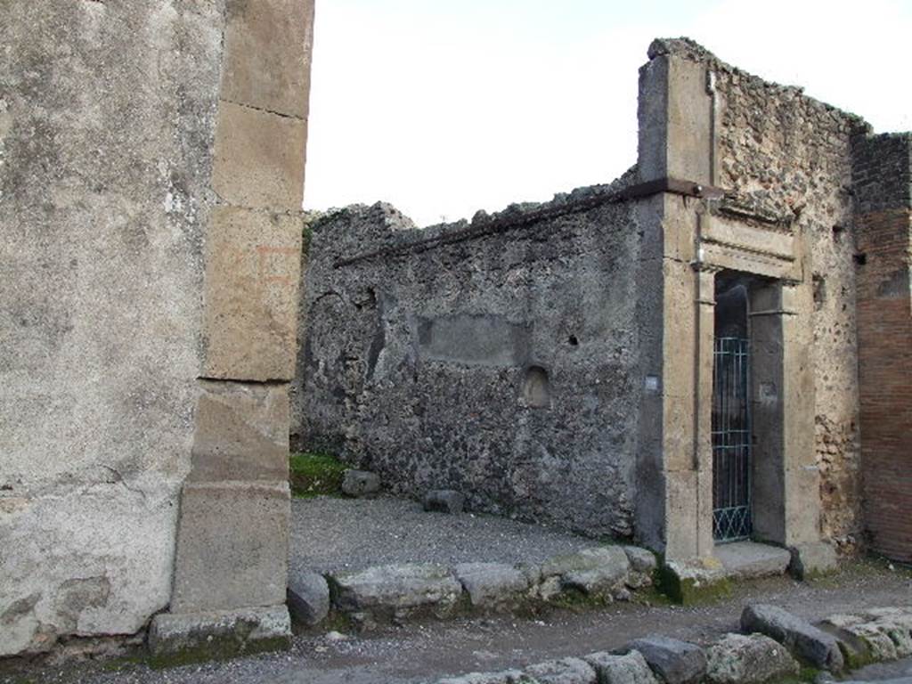 VII.1.49 Pompeii. December 2006. Workshop entrance and south wall, with entrance VII.1.50 on right. 
