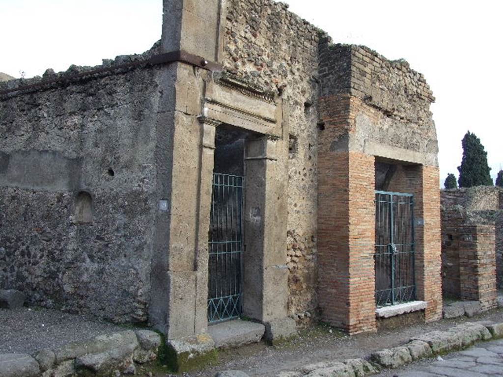 VII.1.50 Pompeii. December 2006. Left with single gate is entrance doorway to corridor J. The double gates are entrance VII.1.51 the entrance to corridor H.