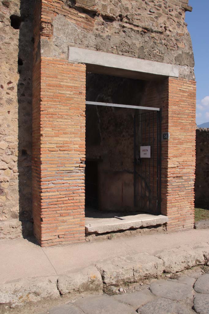 VII.1.51 Pompeii. September 2021. 
Entrance doorway to corridor H on east side of Vicolo del Lupanare. Photo courtesy of Klaus Heese.
