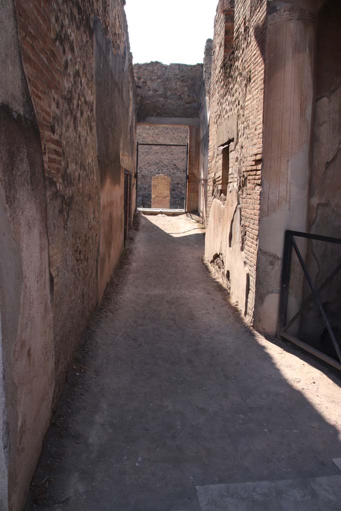 VII.1.51 Pompeii. September 2021. 
Looking west along corridor H, towards doorway to Vicolo del Lupanare. Photo courtesy of Klaus Heese.
