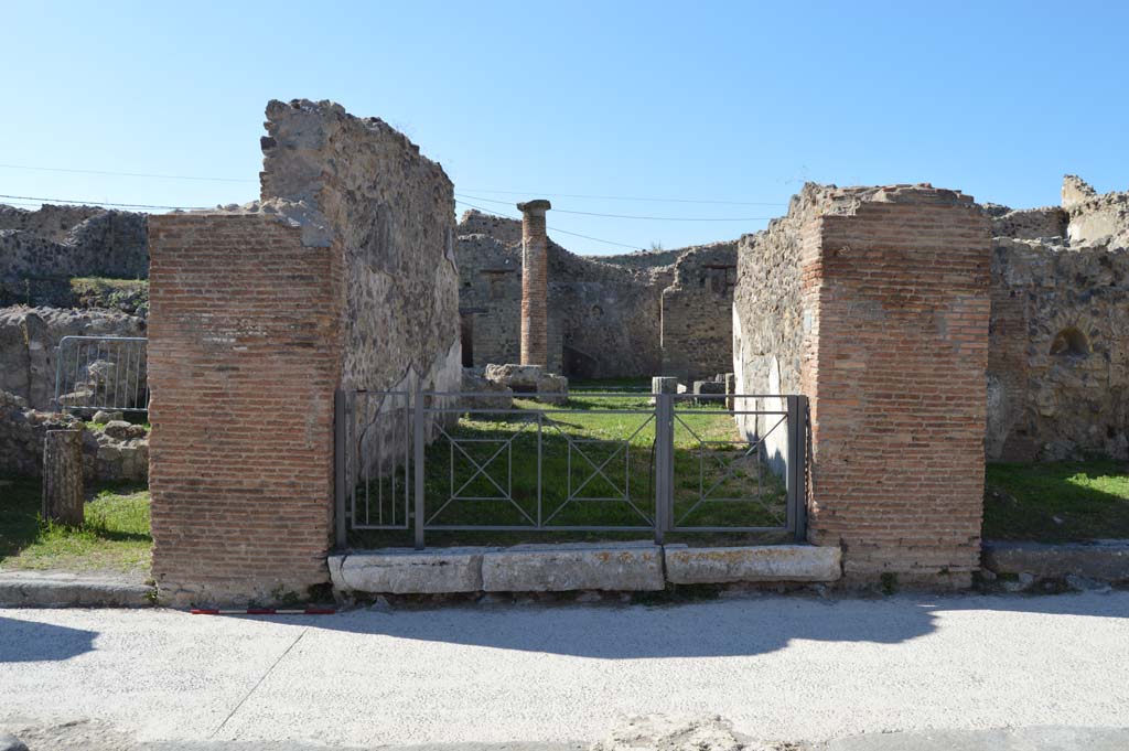 VII.2.11 Pompeii. October 2017. Looking west towards entrance doorway.
Foto Taylor Lauritsen, ERC Grant 681269 DÉCOR.
