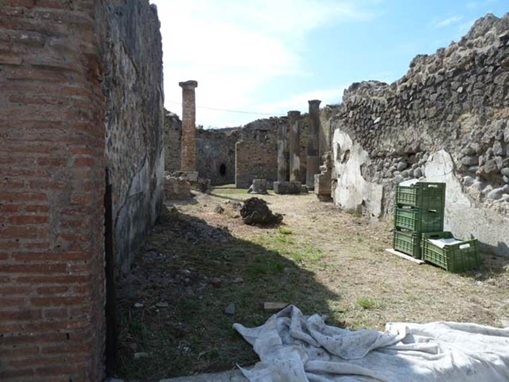 VII.2.11 Pompeii. September 2015. Looking west from south side of entrance doorway.