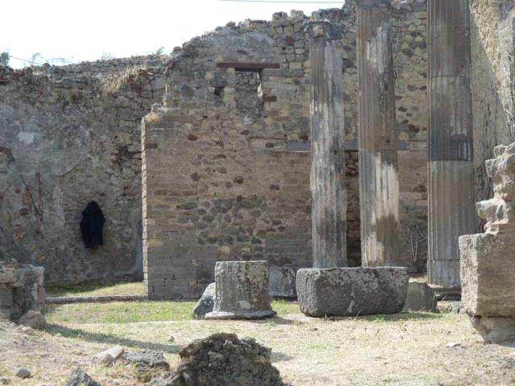 VII.2.11 Pompeii. September 2015. Looking north-west across peristyle area.