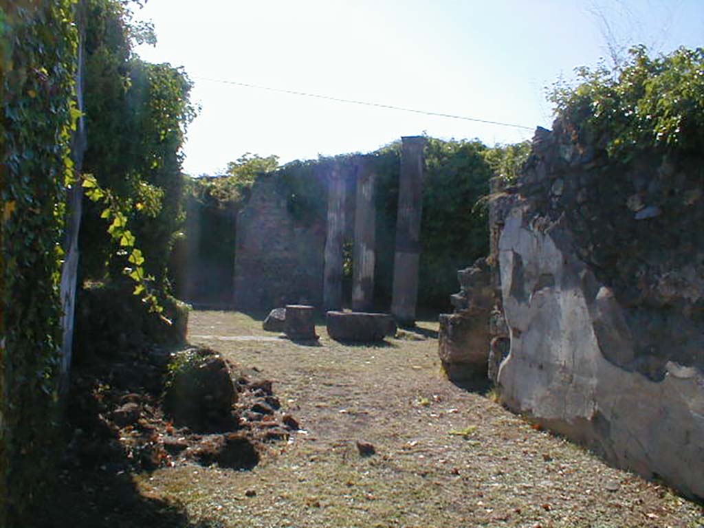 VII.2.11 Pompeii. September 2004. Looking west towards peristyle.