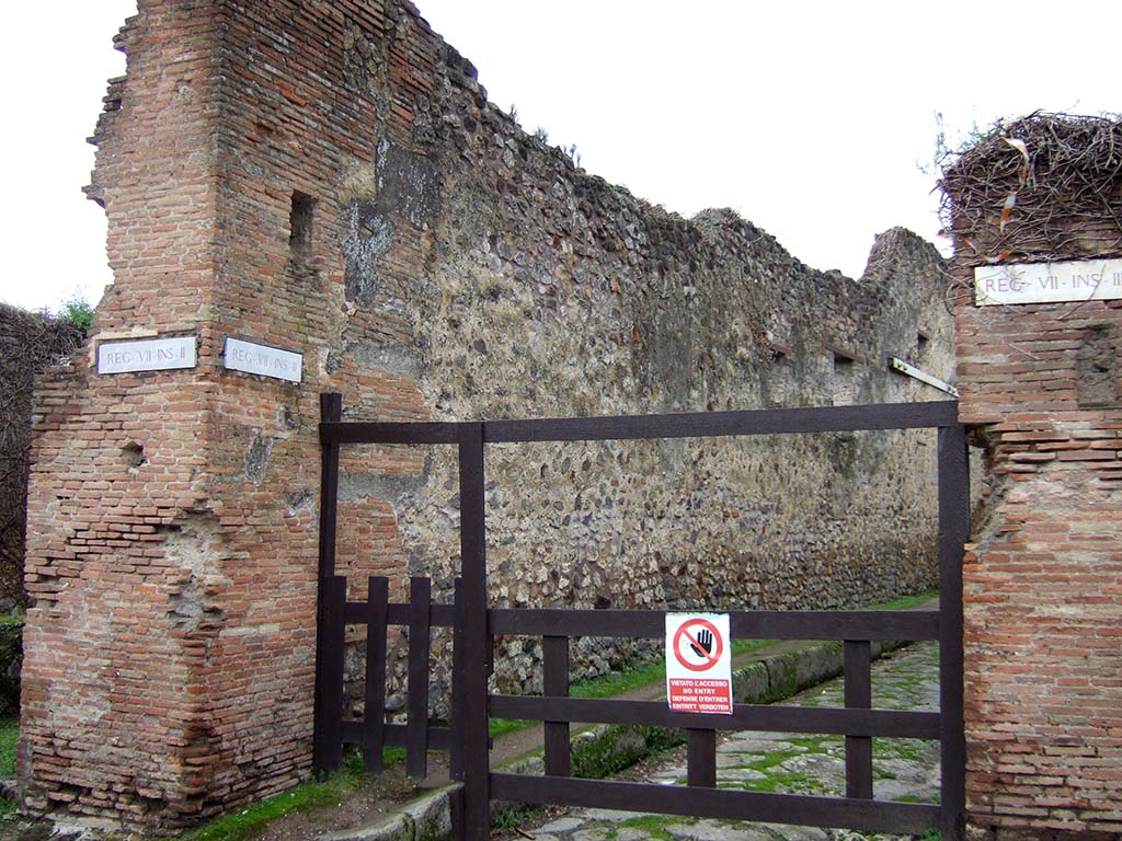 Pompeii. December 2005. Side wall of VII.2.15, looking west along Vicolo del Panettiere. 