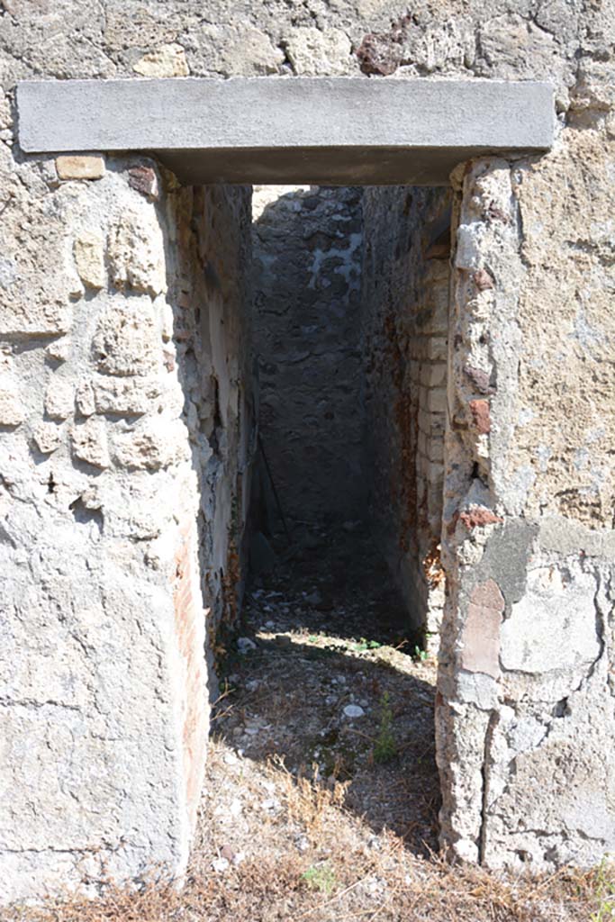 VII.2.16 Pompeii. October 2019. Looking east through doorway to room 6.
Foto Annette Haug, ERC Grant 681269 DCOR.
