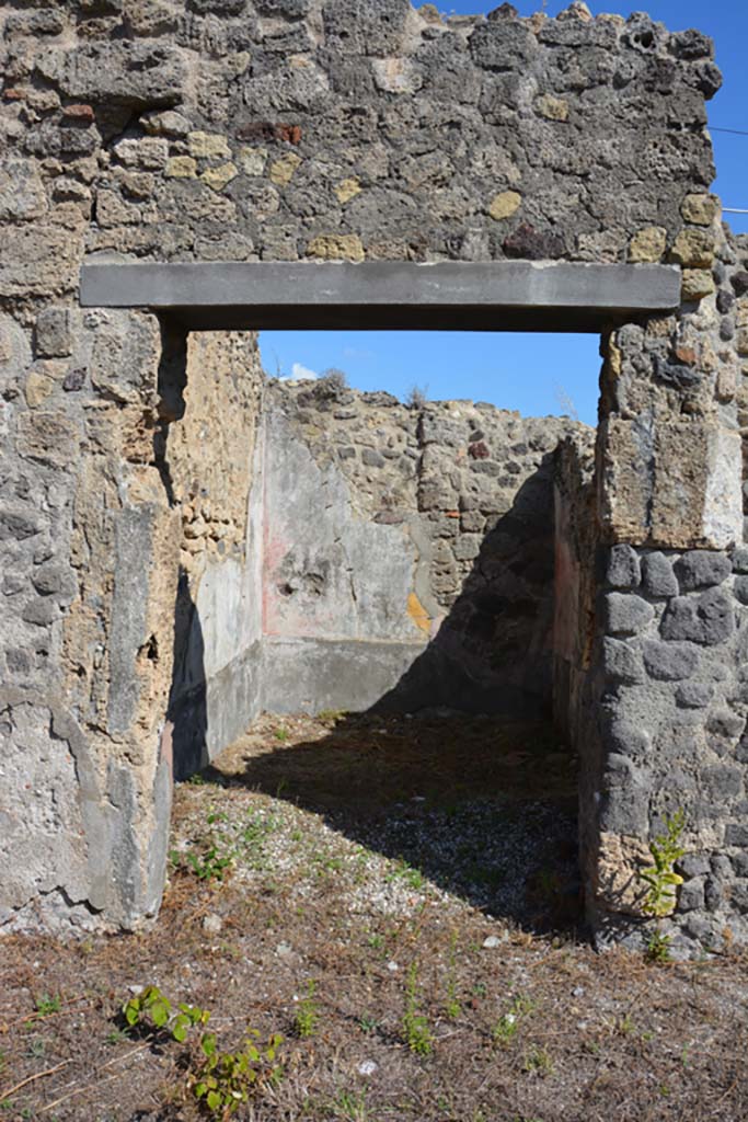 VII.2.16 Pompeii. October 2019. Cubiculum 7, looking east through doorway from east portico.
Foto Annette Haug, ERC Grant 681269 DCOR.
