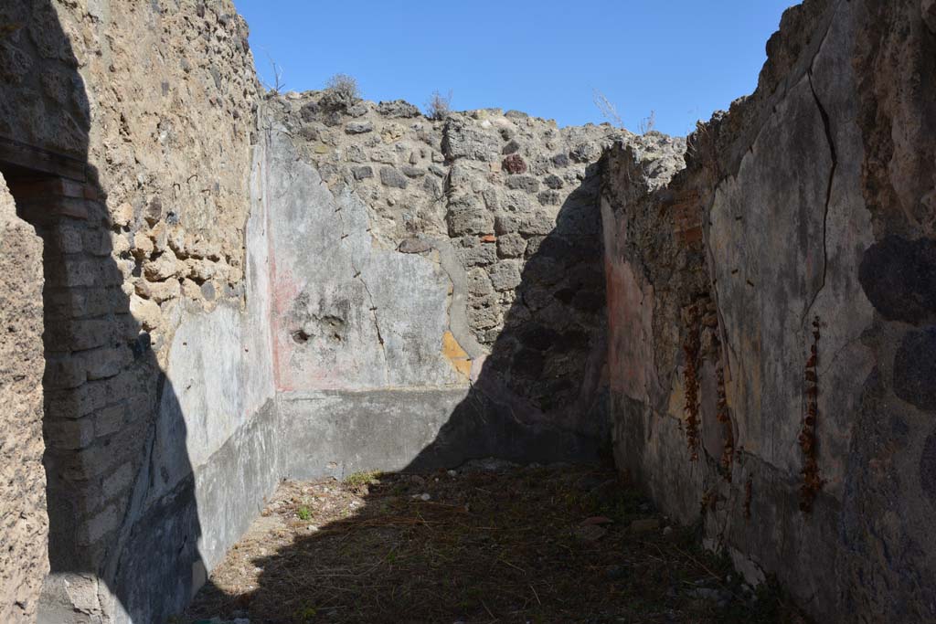 VII.2.16 Pompeii. October 2019. Cubiculum 7, looking east through doorway.
Foto Annette Haug, ERC Grant 681269 DCOR.
