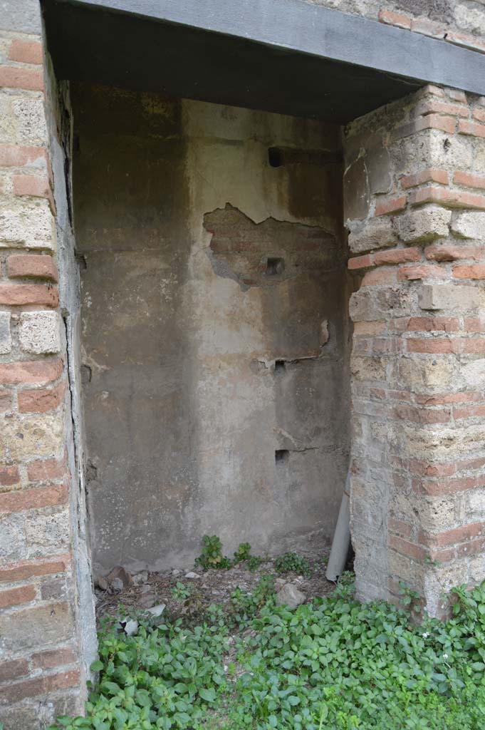 VII.2.18 Pompeii. October 2017.
Room 16, looking through doorway into small room or cupboard.
Foto Taylor Lauritsen, ERC Grant 681269 DCOR.

