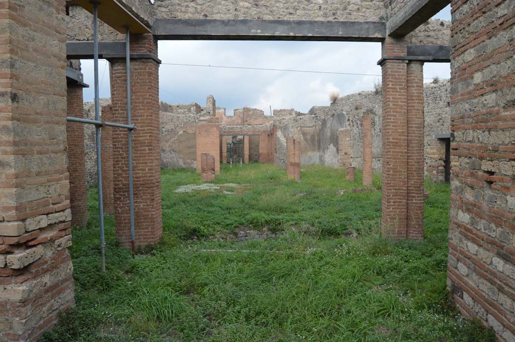 VII.2.18 Pompeii. October 2017. 
Looking north from exedra across south portico and peristyle towards atrium and entrance doorway.
Foto Taylor Lauritsen, ERC Grant 681269 DCOR.
