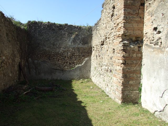 VII.2.20 Pompeii. March 2009. Looking west to room 12, triclinium, along north portico of peristyle area.