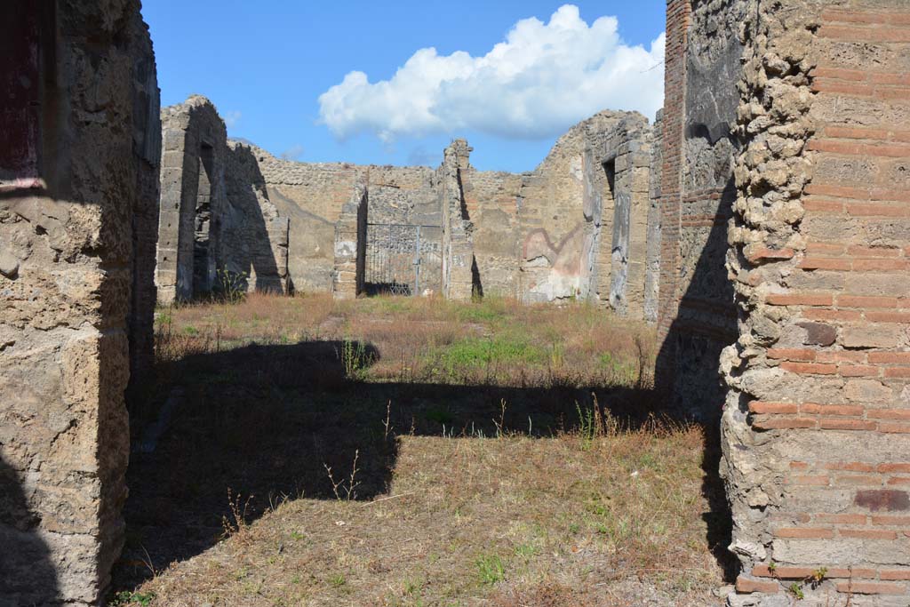 VII.2.20 Pompeii. October 2019. Tablinum 13, looking north through doorway towards north part of tablinum, room 8. 
Foto Annette Haug, ERC Grant 681269 DÉCOR.

