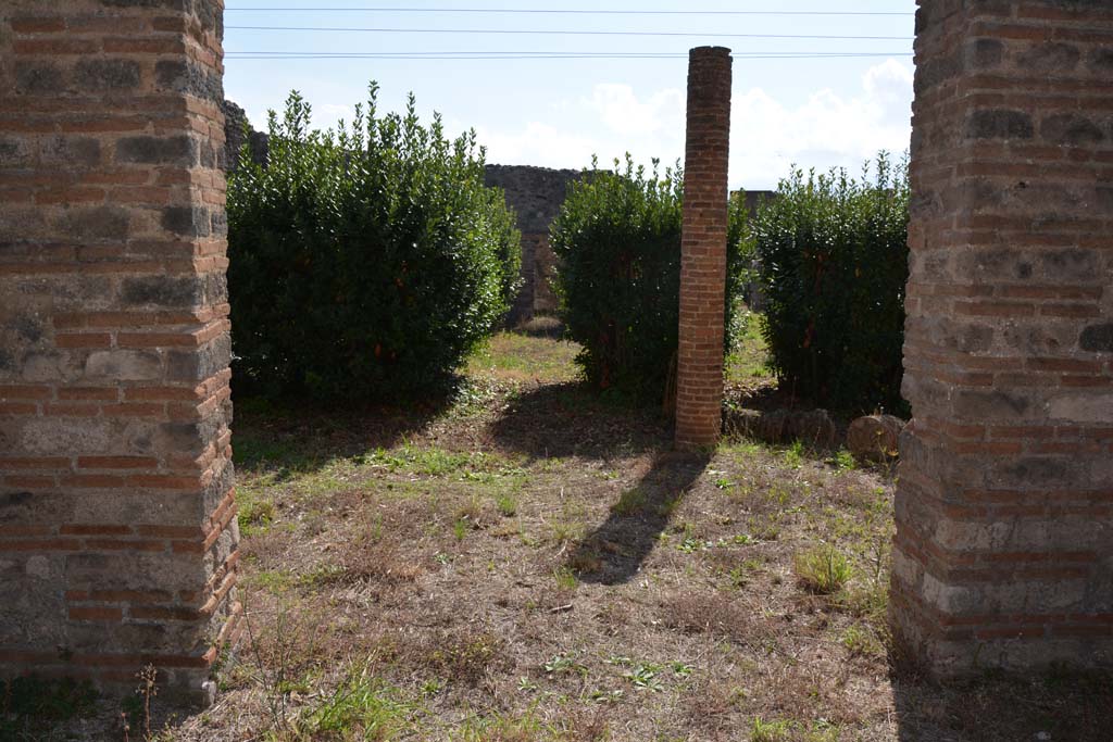 VII.2.20 Pompeii. October 2019. Tablinum 13, south end, looking south towards north portico of peristyle.
Foto Annette Haug, ERC Grant 681269 DÉCOR.
