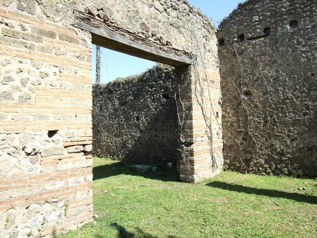 VII.2.20 Pompeii. March 2009. Doorway to room 14, triclinium in north-east corner of north portico.