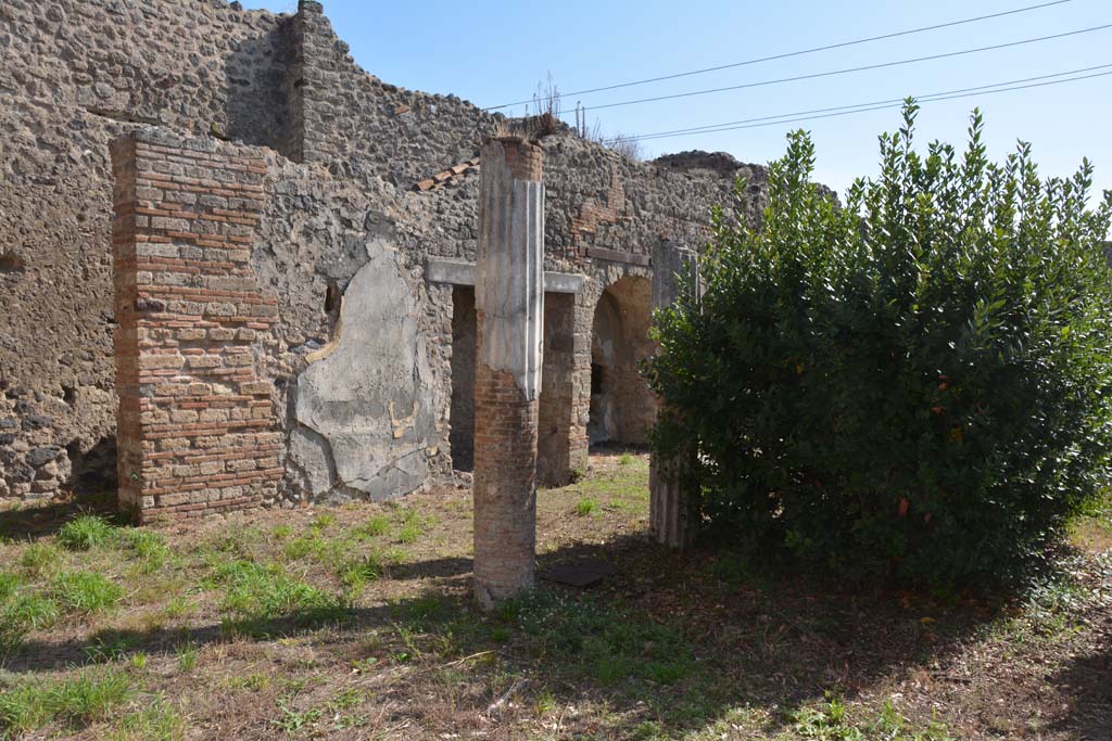 VII.2.20 Pompeii. October 2019. Looking south-east along east side of peristyle.
Foto Annette Haug, ERC Grant 681269 DÉCOR.

