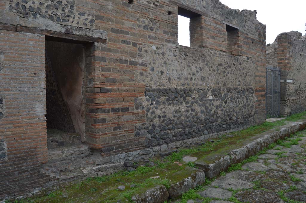 VII.2.20 Pompeii, on right. October 2017. Looking west along Vicolo del Panetierre, with entrance doorway at VII.2.20, on right.
Foto Taylor Lauritsen, ERC Grant 681269 DÉCOR.
